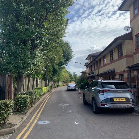 Large, Spacious 3 Bedroom Sleeps 6, Apartment For Contractors And Holidays In Lewisham, Greater London - 1 Free Parking Space & Free Wifi Exterior photo
