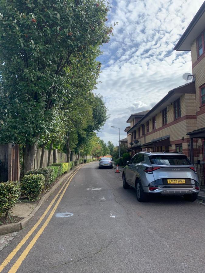 Large, Spacious 3 Bedroom Sleeps 6, Apartment For Contractors And Holidays In Lewisham, Greater London - 1 Free Parking Space & Free Wifi Exterior photo