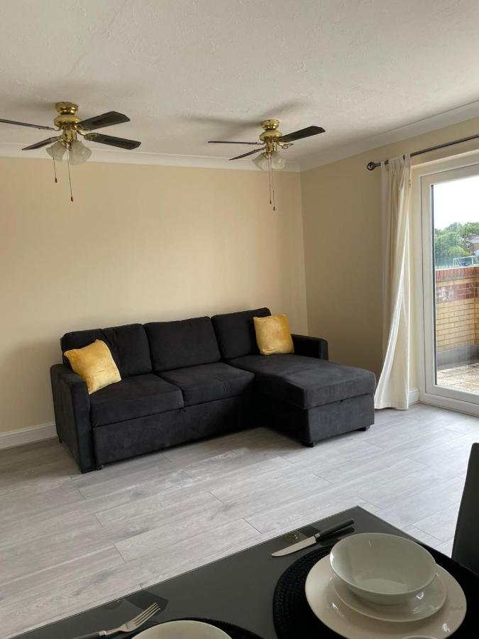 Large, Spacious 3 Bedroom Sleeps 6, Apartment For Contractors And Holidays In Lewisham, Greater London - 1 Free Parking Space & Free Wifi Exterior photo